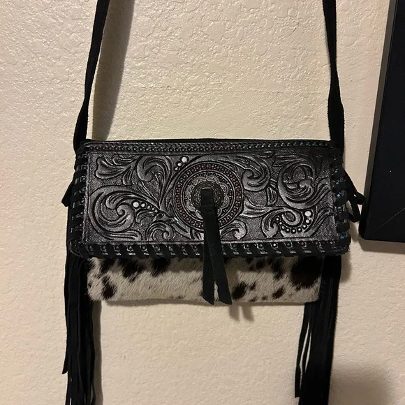 Shyanne women’s cassidy hair-on tooled Leather crossbody - Picture 5 of 7